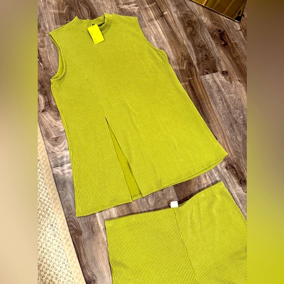 Lime Green Ribbed Knit Set – Size 3X (Top + Shorts) - Picture 2 of 4